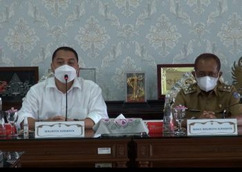 Wali Kota Surabaya Eri Cahyadi memimpin rapat dengan jajaran Kepala Organisasi Perangkat Daerah (OPD) Pemerintah Kota (Pemkot) Surabaya di ruang sidang Wali Kota Surabaya.