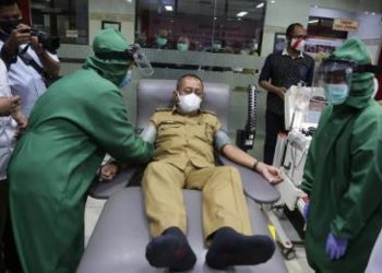 Wakil Wali Kota Surabaya Armuji mengikuti cek kesehatan dan pengambilan sampel darah di PMI Surabaya.