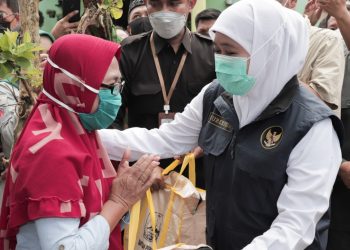 Gubernur Jatim Khofifah Indar Parawansa berdialog dengan warga saat mengunjungi daerah yang terkena bencana banjir di Kabupaten Jember.