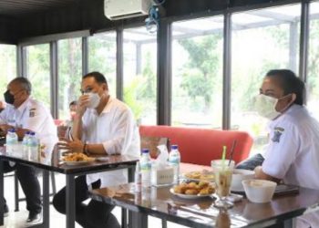 Wali Kota Surabaya Eri Cahyadi saat melakukan pertemuan dengan pihak Unesa di  Ulala (Unesa Learning Laboratory) Cafe dan Resto, Jalan Kampung Unesa Lidah Wetan.