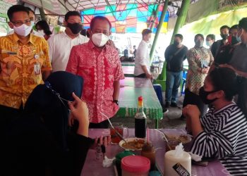 Wakil Wali Kota Surabaya, Armuji saat meninjau Sentra Wisata Kuliner (SWK) RMI Kebun Bibit.