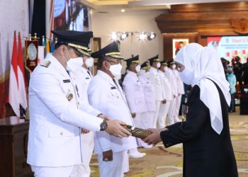 Wali Kota Surabaya Eri Cahyadi dan Wakil Wali Kota Surabaya Armuji saat pelantikan di gedung Negara Grahadi. Pelantikan dilakukan oleh Gubernur Jawa Timur Khofifah Indar Parawansa.