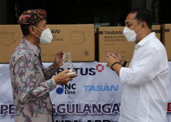 Direktur Utama PT Meratus Line Slamet Raharjo dan Wali Kota Surabaya Eri Cahyadi di halaman Balai Kota Surabaya dalam penyerahan bantuan masker, thermogun dan baju hazmat di Balai Kota Surabaya.
