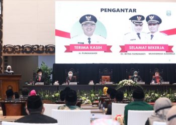 Gubernur Jawa Timur Khofifah Indar Parawansa saat hadir di sertijab bupati dan wakil bupati Mojokerto di gedung DPRD Kabupaten Mojokerto.