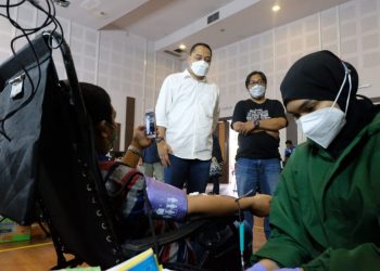 Wali Kota Surabaya Eri Cahyadi saat meninjau donor darah dan screening plasma konvalesen di gedung Suara Surabaya.