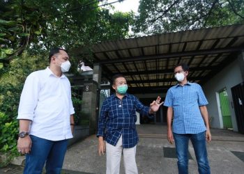 Wali Kota Surabaya Eri Cahyadi saat bertemu dengan mantan Wali Kota Surabaya Bambang DH ditemani Ketua DPRD Surabaya Adi Sutarwijono.