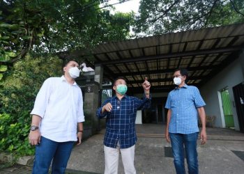 Wali Kota Surabaya Eri Cahyadi ditemani Ketua DPRD Surabaya Adi Sutarwijono saat bertemu dengan mantan Wali Kota Surabaya Bambang Dwi Hartono.