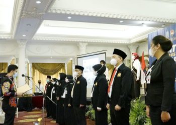 Wakil Gubernur Jatim Emil Elestianto Dardak saat melantik Pengurus dan Staf Milenial Komnasdik Provinsi Jatim masa bakti 2021-2026.