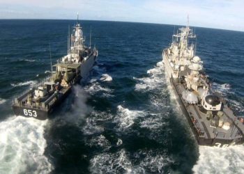 KRI Ajak -653 dan KRI Hasan Basri-382 saat melakukan latihan bersama di Selat Makassar.