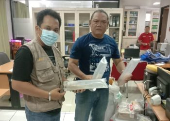 Petugas menunjukkan baby lobster yang diduga ilegal dan akan dikirim ke Batam.