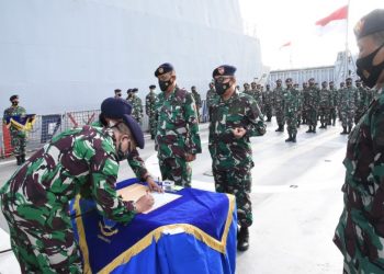 Upacara serah terima jabatan Komandan KRI Diponegoro-365 yang sebelumnya dijabat Letkol Laut (P) Lewis N. Nainggolan diserahkan kepada Letkol Laut (P) Adam Tjahja. 