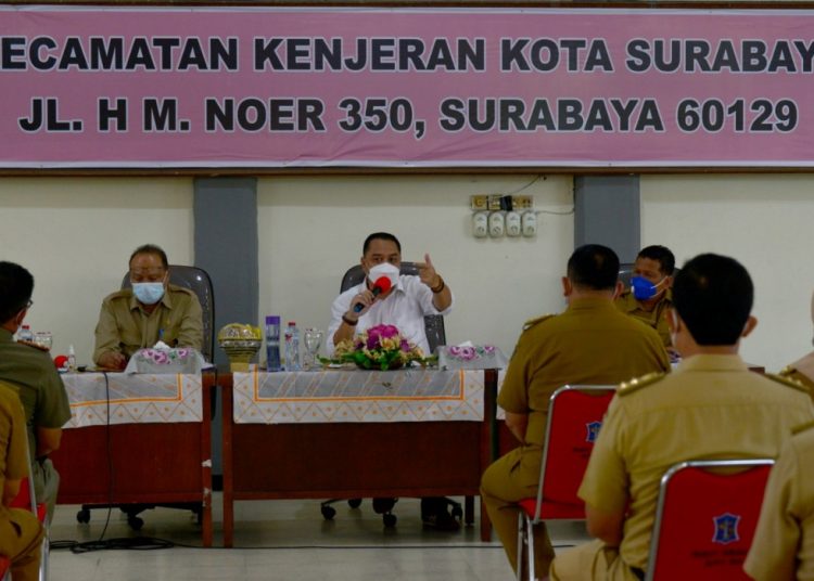Wali Kota Surabaya Eri Cahyadi memberikan pengarahan kepada lurah dan camat di kantor Kecamatan Kenjeran.