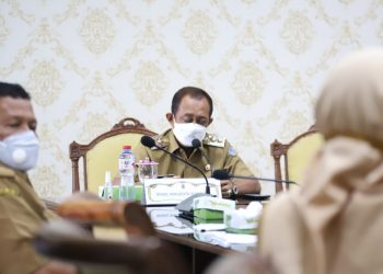 Wakil Wali Kota Surabaya, Armuji memimpin rapat koordinasi khusus kesiapan program Pemberlakuan Jaminan Kesehatan Semesta atau Universal Health Coverage (UHC).