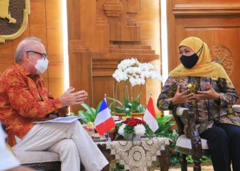 Duta Besar Prancis untuk Indonesia Y.M. Olivier Chambard saat audiensi dengan Gubernur Jawa Timur Khofifah Indar Parawansa di gedung Negara Grahadi.