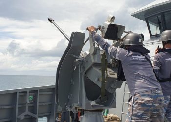 Personel KRI Sidat-851 bersinergi dengan dua pesawat tempur F-16 fighting falcon dari skadron 3 Pangkalan TNI AU Iswayudi Madiun menggelar operasi di perbatasan RI-Malaysia di perairan Ambalat.