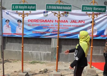 Gubernur Jawa Timur Khofifah Indar Parawansa saat meresmikan tiga nama jalan yang berada di Jalan Lingkar Tuban.