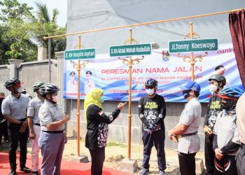 Gubernur Jawa Timur Khofifah Indar Parawansa didampingi Wakil Bupati Tuban Noor Nahar Hussein saat meresmikan tiga nama jalan yang berada di Jalan Lingkar Tuban.