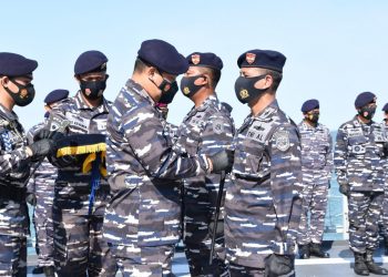 Serah terima jabatan (sertijab) komandan KRI Ahmad Yani-351 yang dilaksanakan di geladak KRI saat sandar di Dermaga Mamburungan, Lantamal XIII Tarakan.