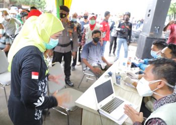 Gubernur Jawa Timur Khofifah Indar Parawansa meninjau vaksinasi Covid-19 bagi pedagang di Pasar Baru Tuban.
