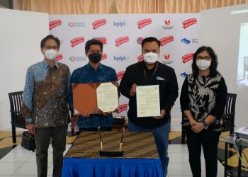 Wakil Rektor IV ITS Bambang Pramujati dan Kepala BPIPI Edi Suhendra menunjukkan Memorandum of Understanding (MoU) yang telah ditandatangani.