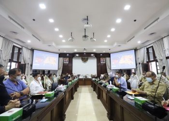 Suasana pertemuan antara Pemkot Surabaya dengan puluhan asosiasi dari berbagai bidang usaha yang berlangsung di ruang sidang wali kota Surabaya.