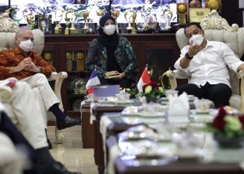 Wali Kota Surabaya Eri Cahyadi bersama Duta Besar Prancis untuk Indonesia Olivier Chambard.