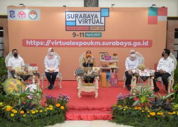 Ketua Dewan Kerajinan Nasional Daerah (Dekranasda) Kota Surabaya Rini Indriyani Eri Cahyadi bersama sejumlah kepala Organisasi Perangkat Daerah (OPD) Pemkot Surabaya saat menjelaskan tentang pameran UMKM bertajuk ‘Surabaya Fashion Craft and Culinary Expo 2021’.