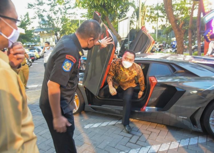Wali Kota Surabaya Eri Cahyadi turun dari mobil sport Lamborghini milik Melvin Tenggara, seorang pengusaha muda asal Kota Pahlawan.