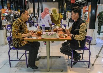 Wali Kota Surabaya Eri Cahyadi bersama pengusaha muda asal Surabaya Melvin Tenggara di Sentra Wisata Kuliner Wiyung.