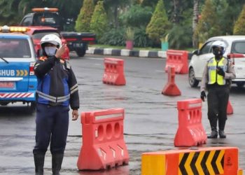 Foto ilustrasi penerapan penyekatan jalan di kawasan bundaran Waru saat pelaksanaan PSBB.