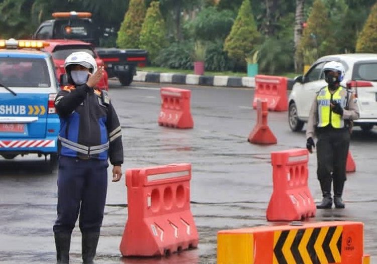 Foto ilustrasi penerapan penyekatan jalan di kawasan bundaran Waru saat pelaksanaan PSBB.