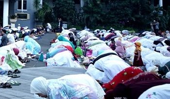 Ilustrasi pelaksanaan salat id di lapangan. Sesuai SE Kemenag nomor 07 Tahun 2021 tanggal 6 Mei 2021, kawasan yang zona oranye diimbau melaksanakan salat id di rumah.