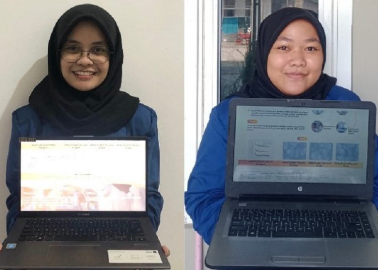 Novia Nurul Hidayah dan Fifi Risma Mailani Farikhah menampilkan hasil karya tulisnya.