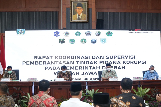 Rapat Koordinasi dan supervisi pemberantasan tindak pidana korupsi pada pemerintah daerah wilayah Jawa Timur, di Graha Sawunggaling lantai 6 kantor Pemerintah Kota Surabaya.