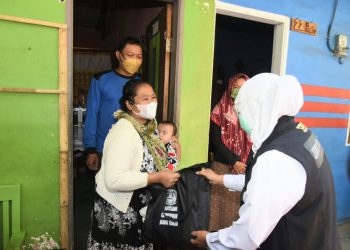 Gubernur Jawa Timur Khofifah Indar Parawansa memberikan bantuan paket sembako kepada 33 Kepala Keluarga (KK) Kampung Topeng Malang di dusun Baran, Tlogowaru, Kecamatan Kedung Kandang, Kota Malang.