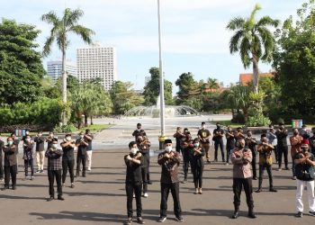 Wali Kota Surabaya Eri Cahyadi bersama para elemen masyarakat  siap bahu membahu dan saling bergotong royong dalam penanganan Covid-19 di Kota Surabaya.