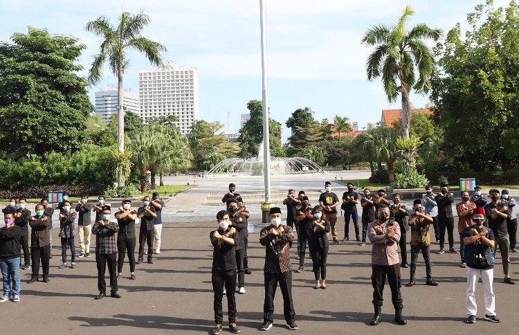 Wali Kota Surabaya Eri Cahyadi bersama para elemen masyarakat  siap bahu membahu dan saling bergotong royong dalam penanganan Covid-19 di Kota Surabaya.