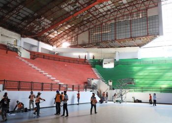 GOR Indoor kompleks Gelora Bung Tomo (GBT) yang disiapkan menjadi rumah sakit darurat.