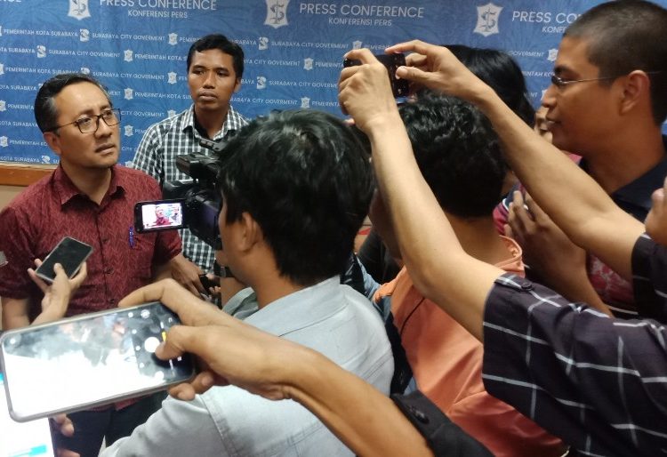 Kadispendukcapil Kota Surabaya, Agus Imam Sonhaji. Foto diambil sebelum pandemi Covid-19.