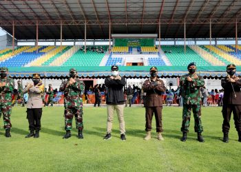 Wali Kota Surabaya Eri Cahyadi bersama Forum Koordinasi Pimpinan Daerah (Forkopimda) Kota Surabaya dalam kegiatan vaksinasi massal di Gelora 10 November (G10N), Tambaksari, Surabaya.