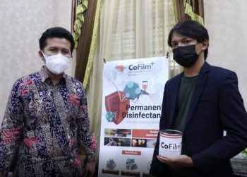 Ketua tim proyek CoFilm ITS Royyan Wafi (kanan) bersama Wakil Gubernur Jawa Timur Emil Elestianto Dardak.