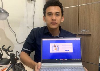 Kevin Haffizzana menunjukkan inovasi ciptaannya, APIK PICU dr  Soetomo