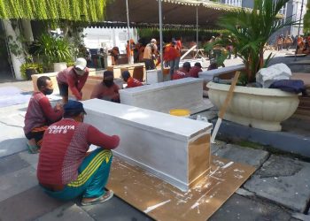 Pembuatan peti jenazah yang dikerjakan di halaman belakang Balai Kota Pemkot Surabaya.