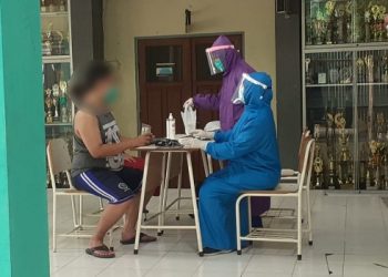 Pemeriksaan kesehatan oleh tim dari Puskesmas di salah satu rumah sehat di Surabaya.