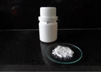 Produk asam oksalat dari limbah kertas HVS, karya mahasiswa ITS, yang siap digunakan.