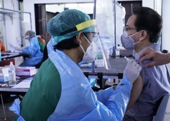 Rektor ITS Prof Dr Ir Mochamad Ashari MEng saat mendapat suntikan vaksin Sinovac dosis pertama.