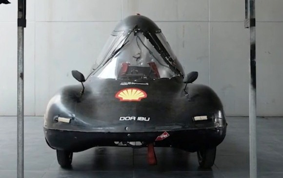 Tim Sapuangin ITS sedang melakukan Virtual Technical Inspection melalui video saat perlombaan Shell Eco-Marathon 2021.