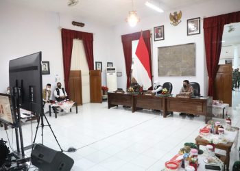 Gubernur Jatim Khofifah Indar Parawansa saat mengikuti rapat pembelajaran tatap muka secara daring dengan pemerintah pusat.