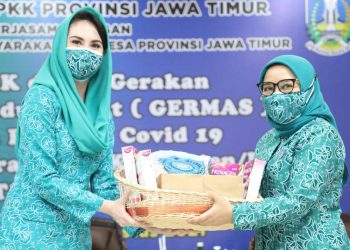 Ketua TP PKK Jatim Arumi Bachsin saat menyerahkan bantuan sembako ke Ketua TP Kota Surabaya Rini Indriyani.
