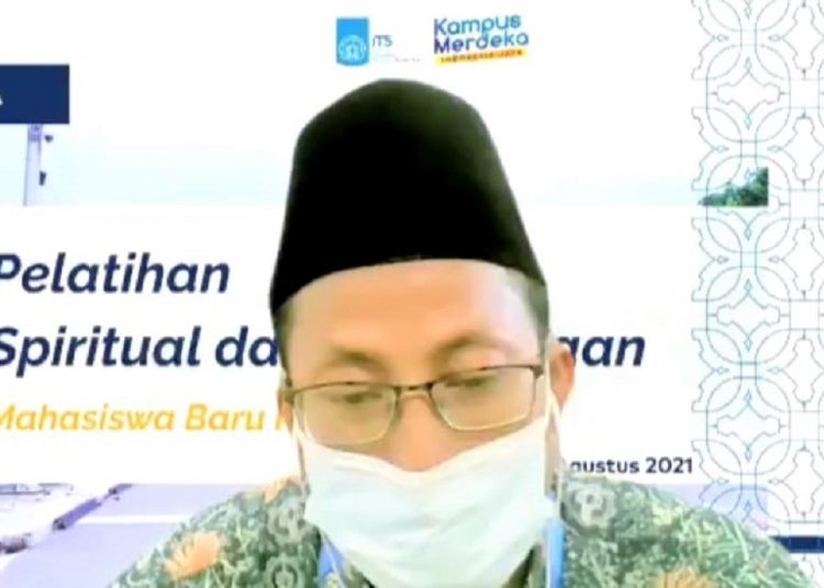 Ketua pelaksana kegiatan PSB Imam Safawi Ahmad SSi MSi saat memberikan sambutan dalam acara PSB ITS 2021 yang digelar secara daring.